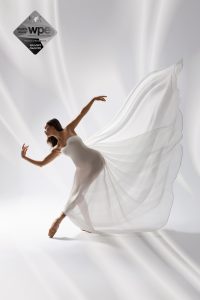Bailarina embarazada posando en estudio fotográfico en Madrid